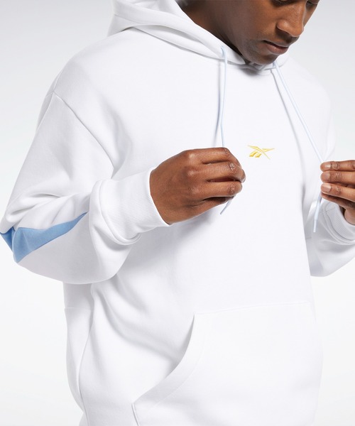 Reebok(リーボック)の「バスケットボール バック ベクター フリース フーディー / Basketball Back Vector Fleece Hoodie(パーカー・メンズ・ホワイト/ブルー/ブラック・MEDIUM/SMALL/LARGE/X-LARGE/XXX-LARGE/XX-LARGE/X-SMALL/J/M/J/O/J/S/J/2XO/J/XS/J/L/J/XO)」の5枚目の写真