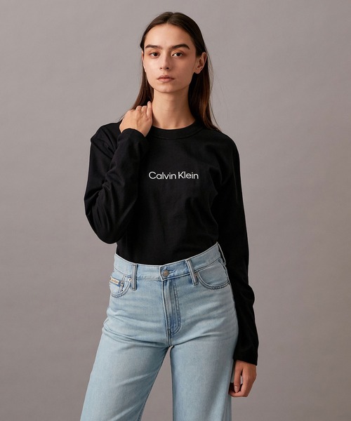 Calvin Klein(カルバン・クライン)の「リラックス スタンダード ロングスリーブ Tシャツ(Tシャツ/カットソー・レディース・ブラック/ホワイト・S/M/L/XS)」の10枚目の写真