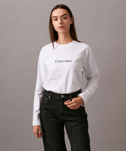 Calvin Klein(カルバン・クライン)の「リラックス スタンダード ロングスリーブ Tシャツ(Tシャツ/カットソー・レディース・ブラック/ホワイト・S/M/L/XS)」の4枚目の写真