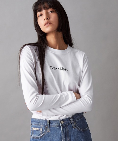 Calvin Klein(カルバン・クライン)の「リラックス スタンダード ロングスリーブ Tシャツ(Tシャツ/カットソー・レディース・ブラック/ホワイト・S/M/L/XS)」の12枚目の写真