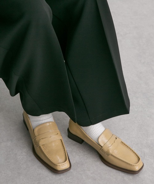 KBF(ケイビーエフ)の「スクエアトゥローファー(ローファー・レディース・ベージュ/ブラック・38/36/37)」の1枚目の写真