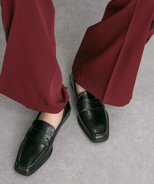 KBF(ケイビーエフ)の「スクエアトゥローファー(ローファー・レディース・ベージュ/ブラック・38/36/37)」の2枚目の写真