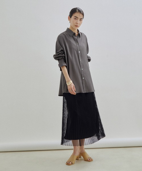 SALON adam et rope'(サロン アダム エ ロペ)の「【手洗い可能】フィブリルシャンブレーオーバーシャツ(シャツ/ブラウス・レディース・チャコールグレー/ベージュ・FREE)」の17枚目の写真