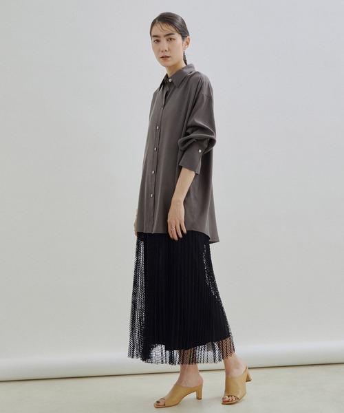 SALON adam et rope'(サロン アダム エ ロペ)の「【手洗い可能】フィブリルシャンブレーオーバーシャツ(シャツ/ブラウス・レディース・チャコールグレー/ベージュ・FREE)」の19枚目の写真