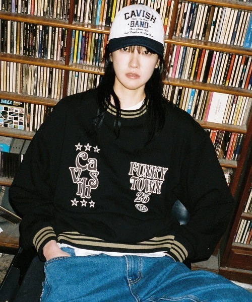 Cavish（カビシ）の「A'GEM/9 × .kom『CAVISH/カビシ』CDS FOOTBALL SWEATSHIRT/フットボール スウェット プルーオーバー トレーナー（スウェット・メンズ・ブラック/ネイビー・M/L）」の2枚目の写真