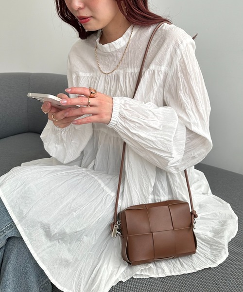 DISCOAT(ディスコート)の「メッシュ編みミニショルダーバッグ(ショルダーバッグ・レディース・ブラック/ブラウン/オレンジ/アイボリー/シルバー/ゴールド/ブラウン系その他/ダークブラウン・FREE)」の4枚目の写真