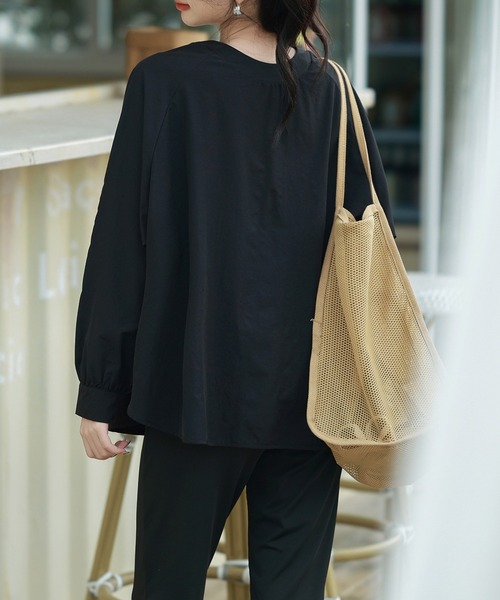 TeddyShop(テディショップ)の「【UVカット率 99%以上】レディース水着 2WAYフリルラッシュガードトップス+スリットボトムス 上下2点セット(ラッシュガード・レディース・ブラック/ベージュ/ブラウン/ネイビー・M/L)」の5枚目の写真