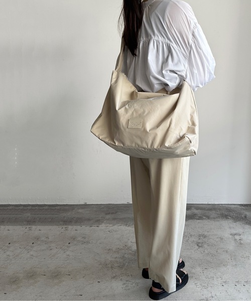 SPRUCE(スプルース)の「EM:SPRUCE 軽量 220g ビッグショルダー 旅行バッグ(ショルダーバッグ・レディース・ホワイト/イエロー/ブラック/ブルー・FREE)」の2枚目の写真