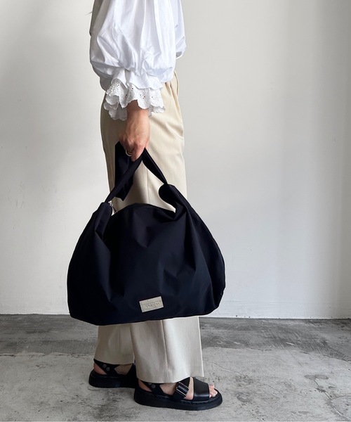 SPRUCE(スプルース)の「EM:SPRUCE 軽量 220g ビッグショルダー 旅行バッグ(ショルダーバッグ・レディース・ホワイト/イエロー/ブラック/ブルー・FREE)」の1枚目の写真