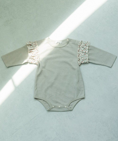 pairmanon（ペアマノン）の「【かぞくおそろい】 【ベビー】袖 フリル ワッフル 長袖 ロンパース（ロンパース・キッズ・ブラック系その他/グレー系その他/ベージュ系その他/ダークブルー/ブルー系その他/パープル系その他/ブラック/ピンク/グリーン系その他2/ブルー系その他4/パープル系その他2/ピンク系その他3/グレイッシュベージュ・70/80）」の5枚目の写真