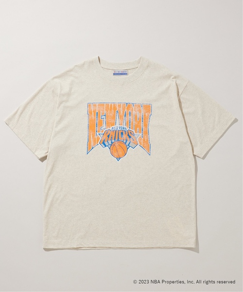 NBA（エヌビーエー）の「追加 Off The Court by NBA / オフ・ザ・コート バイ NBA 別注 プリントTシャツ（Tシャツ/カットソー・メンズ・ホワイト系その他/パープル/ブラック/ブラック系その他/ネイビー/チャコールグレー/オレンジ/ホワイト/アイボリー・MEDIUM/SMALL/LARGE/X-LARGE）」の3枚目の写真