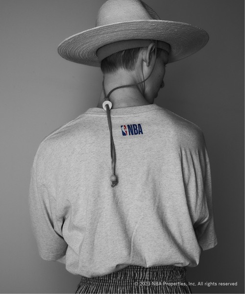 NBA（エヌビーエー）の「追加 Off The Court by NBA / オフ・ザ・コート バイ NBA 別注 プリントTシャツ（Tシャツ/カットソー・メンズ・ホワイト系その他/パープル/ブラック/ブラック系その他/ネイビー/チャコールグレー/オレンジ/ホワイト/アイボリー・MEDIUM/SMALL/LARGE/X-LARGE）」の18枚目の写真