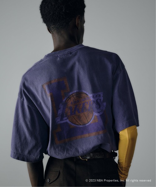 NBA（エヌビーエー）の「追加 Off The Court by NBA / オフ・ザ・コート バイ NBA 別注 プリントTシャツ（Tシャツ/カットソー・メンズ・ホワイト系その他/パープル/ブラック/ブラック系その他/ネイビー/チャコールグレー/オレンジ/ホワイト/アイボリー・MEDIUM/SMALL/LARGE/X-LARGE）」の20枚目の写真