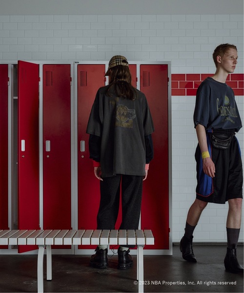 NBA（エヌビーエー）の「追加 Off The Court by NBA / オフ・ザ・コート バイ NBA 別注 プリントTシャツ（Tシャツ/カットソー・メンズ・ホワイト系その他/パープル/ブラック/ブラック系その他/ネイビー/チャコールグレー/オレンジ/ホワイト/アイボリー・MEDIUM/SMALL/LARGE/X-LARGE）」の21枚目の写真