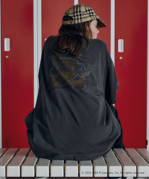 NBA（エヌビーエー）の「追加 Off The Court by NBA / オフ・ザ・コート バイ NBA 別注 プリントTシャツ（Tシャツ/カットソー・メンズ・ホワイト系その他/パープル/ブラック/ブラック系その他/ネイビー/チャコールグレー/オレンジ/ホワイト/アイボリー・MEDIUM/SMALL/LARGE/X-LARGE）」の22枚目の写真