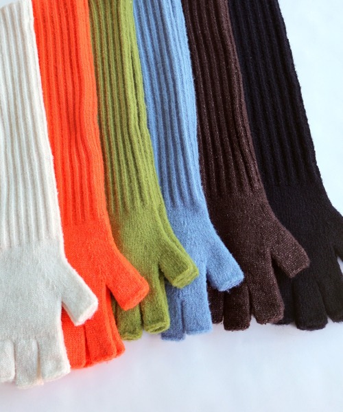 andme（アンドミー）の「リブニット指開きアームウォーマー（アームカバー・レディース・ライトブルー/グリーン系/オレンジ/ブラウン/ブラック/オフホワイト・FREE）」の20枚目の写真