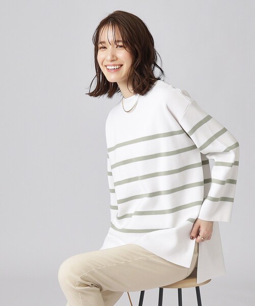 SHOO・LA・RUE（シューラルー）の「◆【洗える】スリット入り 前後差 ボックスシルエット ニット（ニット/セーター・レディース・オレンジ系/グリーン系3/アイボリー系2/ブルー系その他4/ブルー/オフホワイト・00）」の4枚目の写真