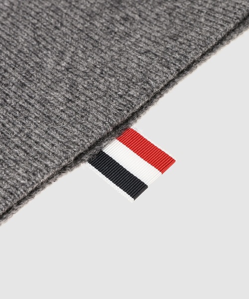 THOM BROWNE（トムブラウン）の「FULL NEEDLE RIB SCARF W/ WHITE 4 BAR STRIPE IN CASHMERE（マフラー・メンズ・ネイビー/グレー系その他・ONE SIZE）」の3枚目の写真
