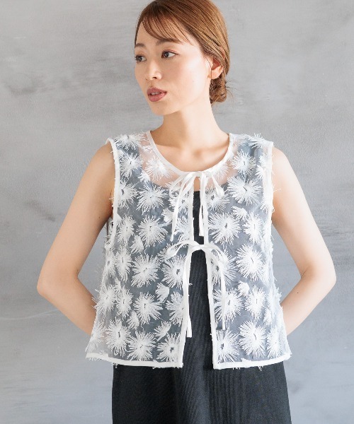 LAKOLE（ラコレ）の「スパンコールリボンベスト / 129261（ベスト・レディース・オフホワイト/ブラック・FREE）」の2枚目の写真