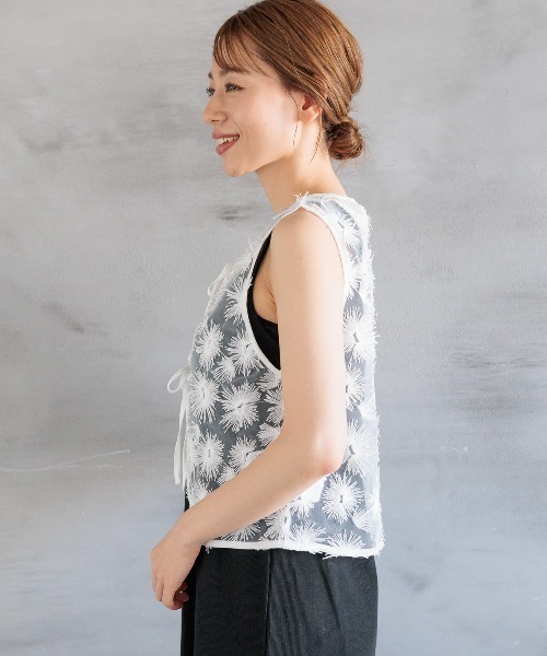 LAKOLE（ラコレ）の「スパンコールリボンベスト / 129261（ベスト・レディース・オフホワイト/ブラック・FREE）」の7枚目の写真