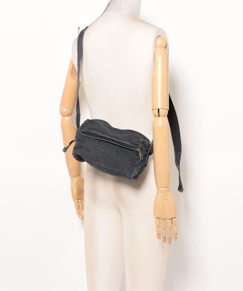 an meets zakka(アンミツザッカ)の「an meets zakka ハードウォッシュドデニムショルダーバッグ(ショルダーバッグ・メンズ・ブラック/ライトブルー・ONESIZE)」の3枚目の写真