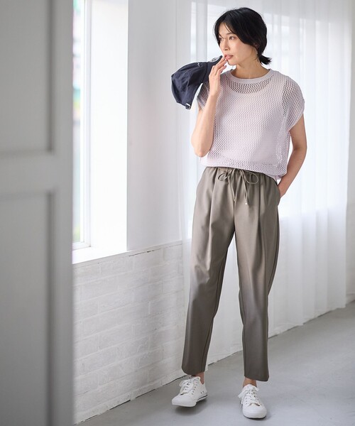 ANY(エニィ)の「【洗濯機可/接触冷感/UVケア】イージーケアライトストレッチテーパードパンツ(その他パンツ・レディース・グレー系/黄土色系/カーキ系/ブラック系/ダークブラウン系・1/2/3)」の9枚目の写真