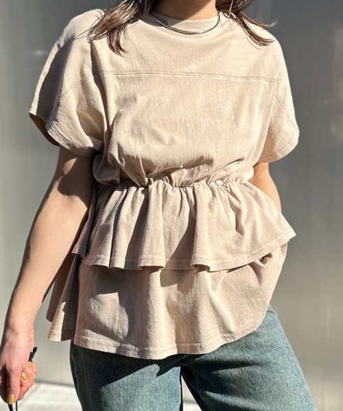 mi via loca(ミヴィアロカ)の「ピグメント フリルギャザー フレンチスリーブ ペプラムトップス(Tシャツ/カットソー・レディース・ベージュ/スミクロ/カーキ・FREE)」の1枚目の写真