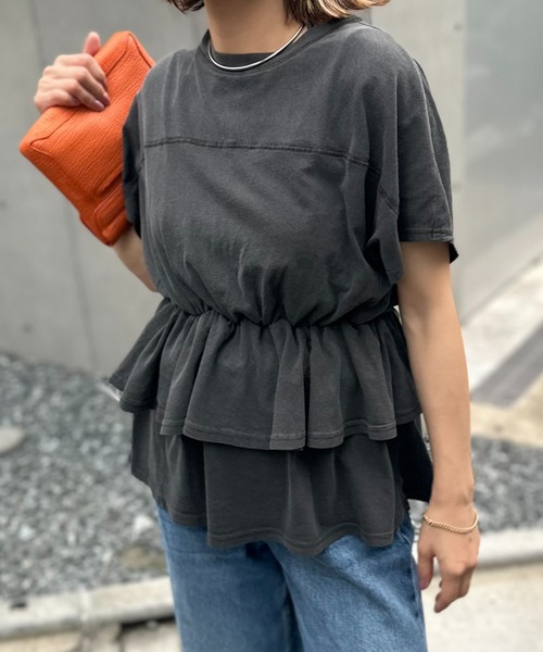 mi via loca(ミヴィアロカ)の「ピグメント フリルギャザー フレンチスリーブ ペプラムトップス(Tシャツ/カットソー・レディース・ベージュ/スミクロ/カーキ・FREE)」の2枚目の写真