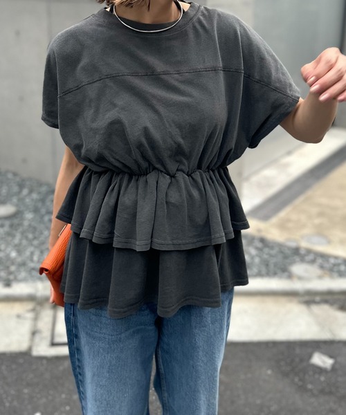 mi via loca(ミヴィアロカ)の「ピグメント フリルギャザー フレンチスリーブ ペプラムトップス(Tシャツ/カットソー・レディース・ベージュ/スミクロ/カーキ・FREE)」の4枚目の写真