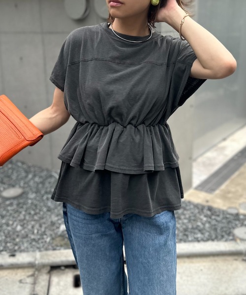 mi via loca(ミヴィアロカ)の「ピグメント フリルギャザー フレンチスリーブ ペプラムトップス(Tシャツ/カットソー・レディース・ベージュ/スミクロ/カーキ・FREE)」の8枚目の写真