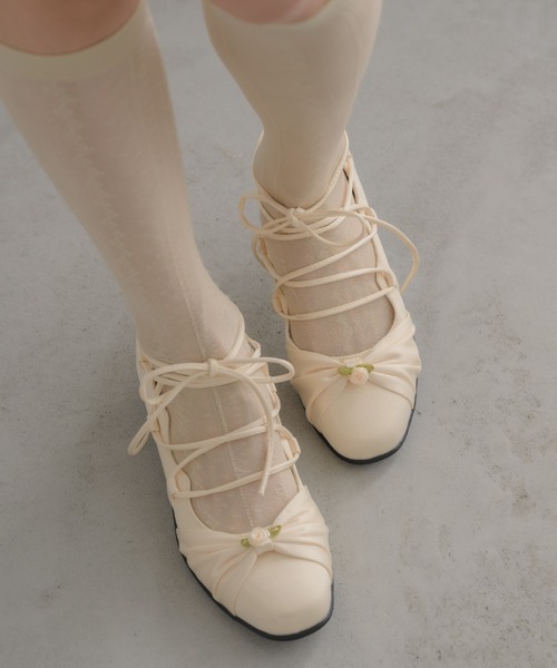 idem（イデム）の「lace up rose ballet shoes / バラモチーフバレエシューズ（パンプス・レディース・アイボリー/ブラック/レッド・SMALL/MEDIUM/LARGE）」の11枚目の写真