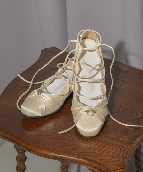 idem（イデム）の「lace up rose ballet shoes / バラモチーフバレエシューズ（パンプス・レディース・アイボリー/ブラック/レッド・SMALL/MEDIUM/LARGE）」の5枚目の写真