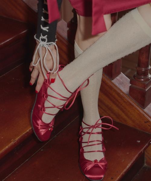 idem（イデム）の「lace up rose ballet shoes / バラモチーフバレエシューズ（パンプス・レディース・アイボリー/ブラック/レッド・SMALL/MEDIUM/LARGE）」の15枚目の写真