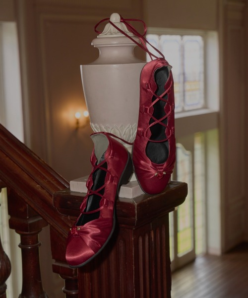 idem（イデム）の「lace up rose ballet shoes / バラモチーフバレエシューズ（パンプス・レディース・アイボリー/ブラック/レッド・SMALL/MEDIUM/LARGE）」の4枚目の写真