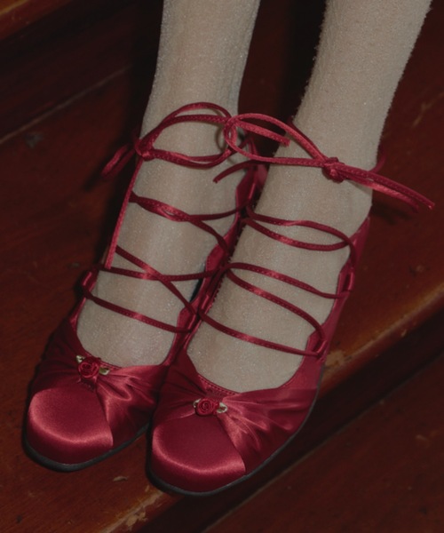 idem（イデム）の「lace up rose ballet shoes / バラモチーフバレエシューズ（パンプス・レディース・アイボリー/ブラック/レッド・SMALL/MEDIUM/LARGE）」の17枚目の写真