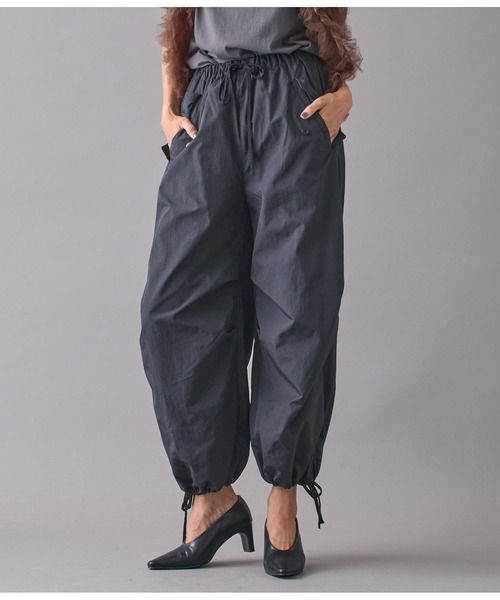 Settimissimo（セッティミッシモ）の「ナイロンワイドカーゴパラシュートパンツ（カーゴパンツ・レディース・グリーン/ブラック・FREE）」の2枚目の写真