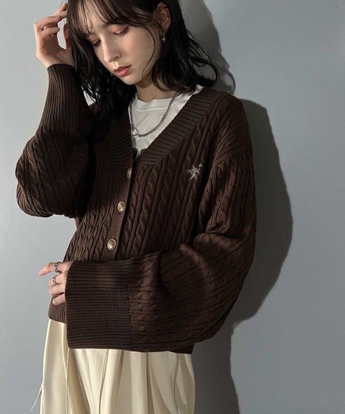 classicalelf（クラシカルエルフ）の「上品さとカジュアルさが魅力。ワイドスリーブ胸刺繍カレッジ風ラインニットカーディガン(長袖)（カーディガン/ボレロ・レディース・アイボリー/ブラック/ブラウン・LARGE/X-LARGE/SMALL/MEDIUM）」の8枚目の写真