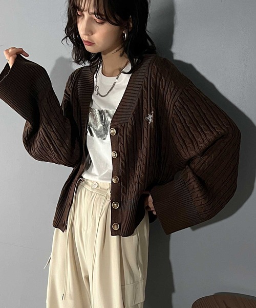 classicalelf（クラシカルエルフ）の「上品さとカジュアルさが魅力。ワイドスリーブ胸刺繍カレッジ風ラインニットカーディガン(長袖)（カーディガン/ボレロ・レディース・アイボリー/ブラック/ブラウン・LARGE/X-LARGE/SMALL/MEDIUM）」の18枚目の写真