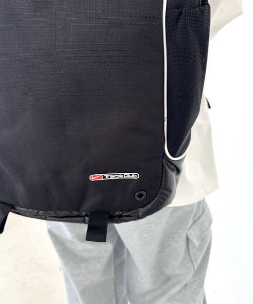 NIKE（ナイキ）の「Nike(ナイキ)/大容量 27L収納 A4・15インチ対応 ナイキ トラック バックパック リュック（バックパック/リュック・レディース・ブラック・FREE）」の7枚目の写真