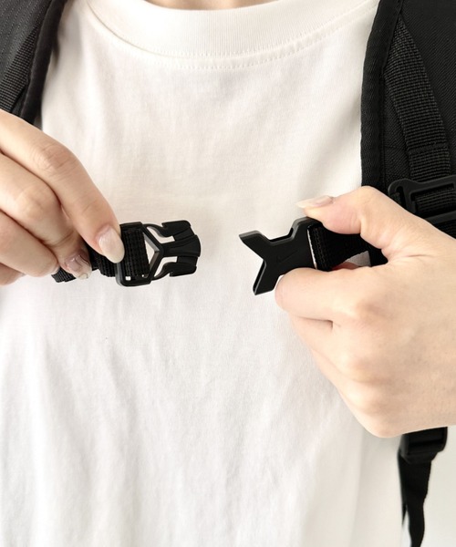 NIKE（ナイキ）の「Nike(ナイキ)/大容量 27L収納 A4・15インチ対応 ナイキ トラック バックパック リュック（バックパック/リュック・レディース・ブラック・FREE）」の4枚目の写真