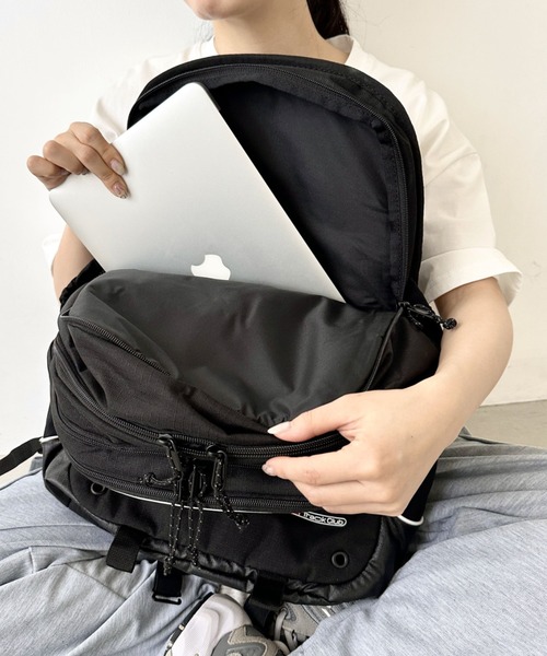 NIKE（ナイキ）の「Nike(ナイキ)/大容量 27L収納 A4・15インチ対応 ナイキ トラック バックパック リュック（バックパック/リュック・レディース・ブラック・FREE）」の3枚目の写真