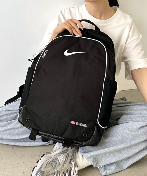 NIKE（ナイキ）の「Nike(ナイキ)/大容量 27L収納 A4・15インチ対応 ナイキ トラック バックパック リュック（バックパック/リュック・レディース・ブラック・FREE）」の2枚目の写真