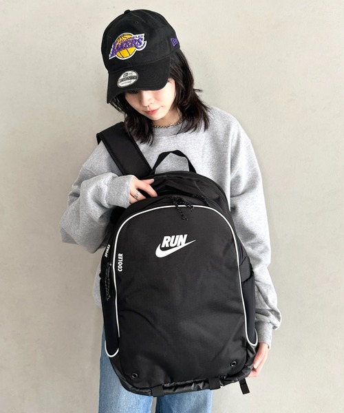 NIKE(ナイキ)の「Nike(ナイキ)/大容量 27L収納 A4・15インチ対応 ナイキ トラック バックパック リュック(バックパック/リュック・レディース・ブラック・FREE)」の20枚目の写真