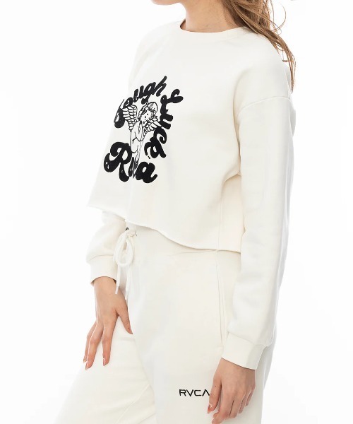 RVCA(ルーカ)の「RVCA レディース TOUGH LUCK CROPPED C トレーナー/ルーカセットアップ対応ショート丈プリントクルーネックトレーナー(スウェット・レディース・ブラック/ラベンダー/アイボリー・MEDIUM/SMALL)」の4枚目の写真