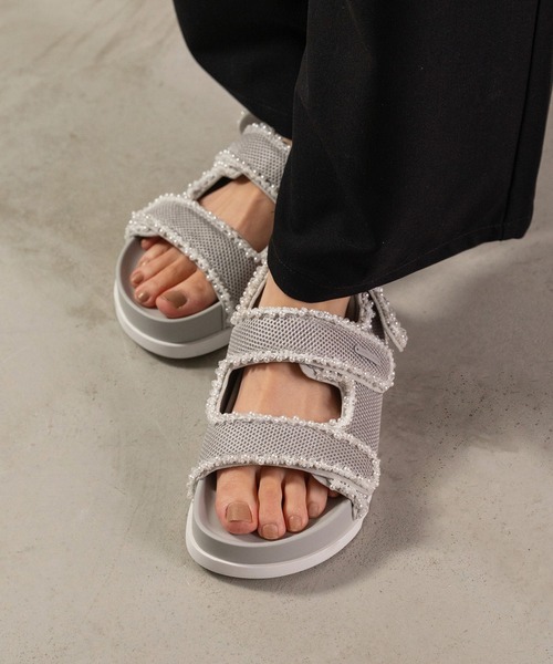 CHARLES & KEITH(チャールズ & キース)の「パールエンベリシュッド フラットフォームサンダル(サンダル・レディース・シルバー/ブラック系その他2・23cm/22.5cm/25.5cm/25cm/24.5cm/23.5cm)」の1枚目の写真