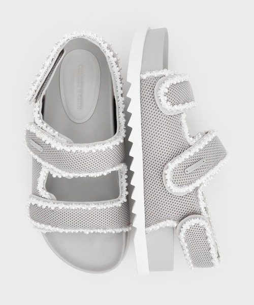 CHARLES & KEITH(チャールズ & キース)の「パールエンベリシュッド フラットフォームサンダル(サンダル・レディース・シルバー/ブラック系その他2・23cm/22.5cm/25.5cm/25cm/24.5cm/23.5cm)」の9枚目の写真