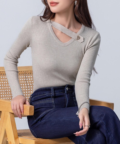 DAY CLOSET（デイ クローゼット）の「【ストラップ風ハートに熱視線】長袖アシンメトリーネックカットアウトリブニットトップス レディース（ニット/セーター・レディース・ブラック/ブラウン/ホワイト/ライトグレー/アイボリー・FREE）」の5枚目の写真