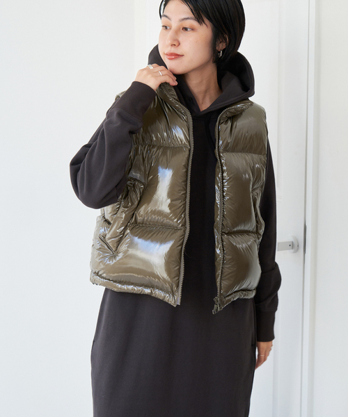 Spick & Span（スピックアンドスパン）の「グロッシーダウンベスト（ダウンベスト・レディース・ベージュ/カーキ・FREE）」の8枚目の写真