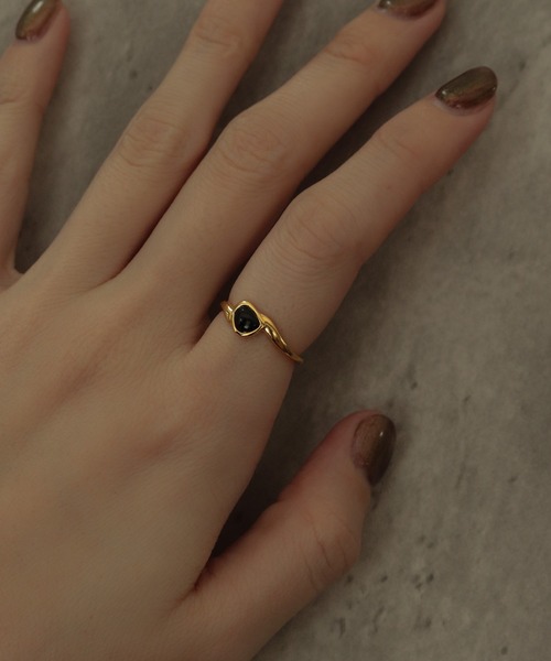 NOIR DE POUPEE（ノワールドプーペ）の「【WEB限定】silver925 ブラックオニキス ウェーブリング（リング・レディース・ゴールド/シルバー/オレンジ/グリーン/ピンク/ネイビー・#9/#15/#13/#11/#17）」の19枚目の写真