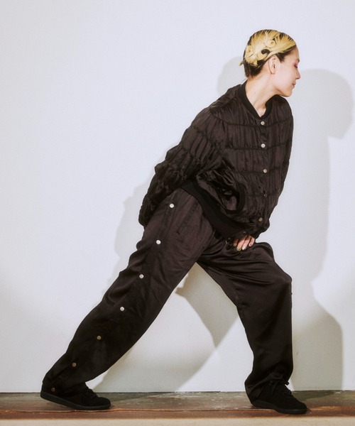 OPULENCE(オーピュレンス)の「Gloss Motion サテンパンツ(その他パンツ・メンズ・ブラック/ピンクベージュ・FREE)」の11枚目の写真